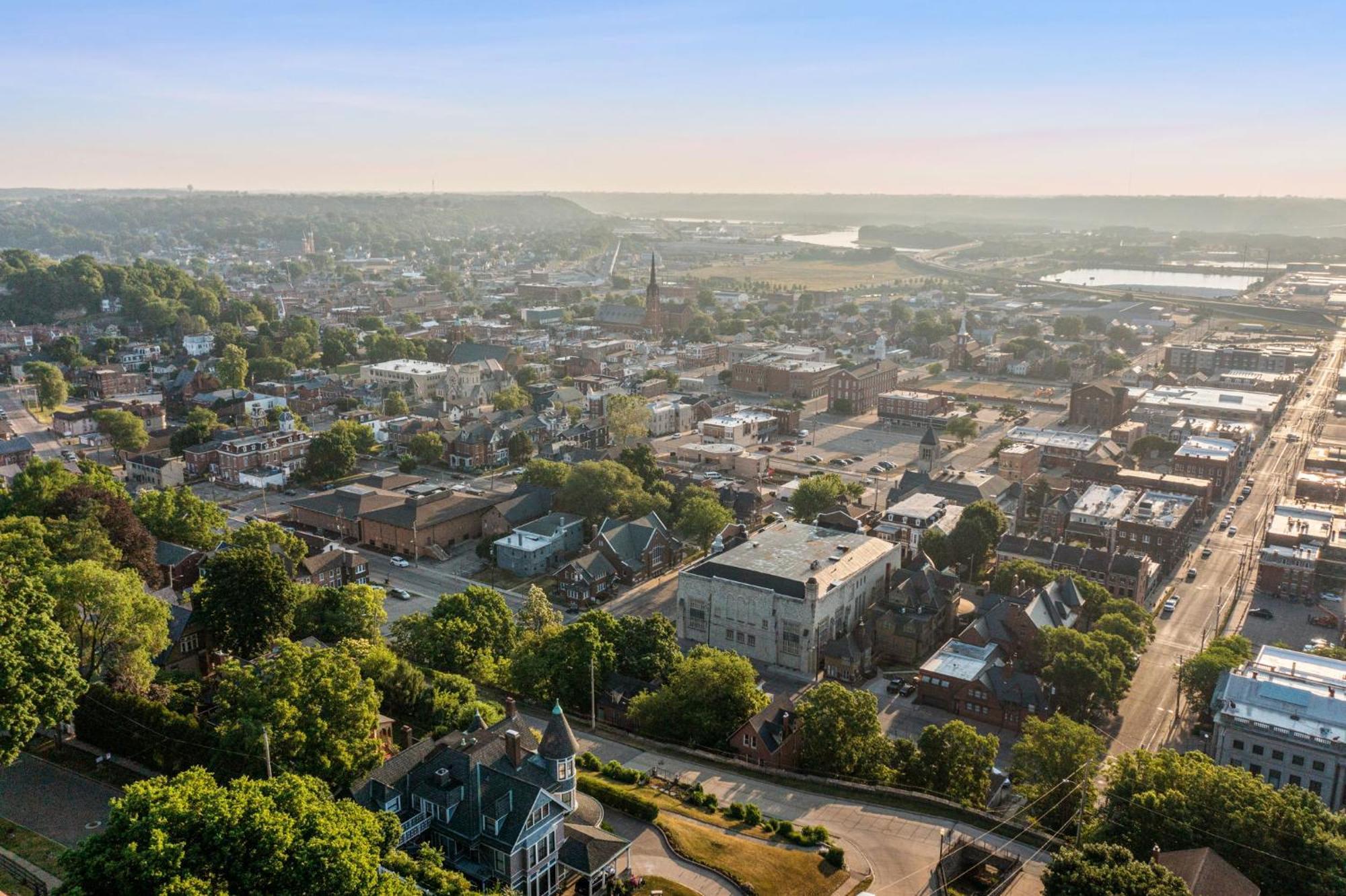 Dubuque'S Front Porch, Historic Charmer, Walk Downtown Bagian luar foto