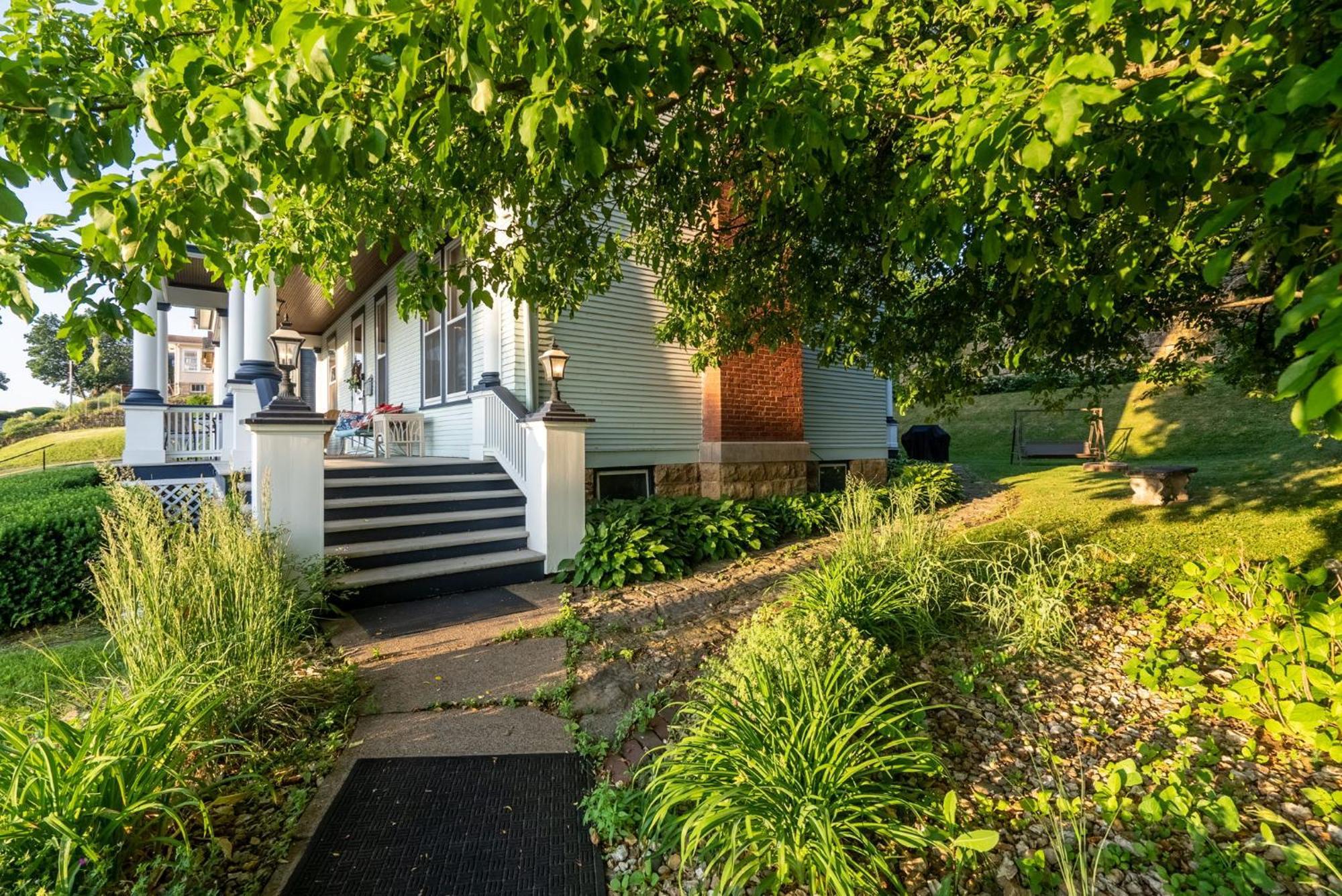 Dubuque'S Front Porch, Historic Charmer, Walk Downtown Bagian luar foto