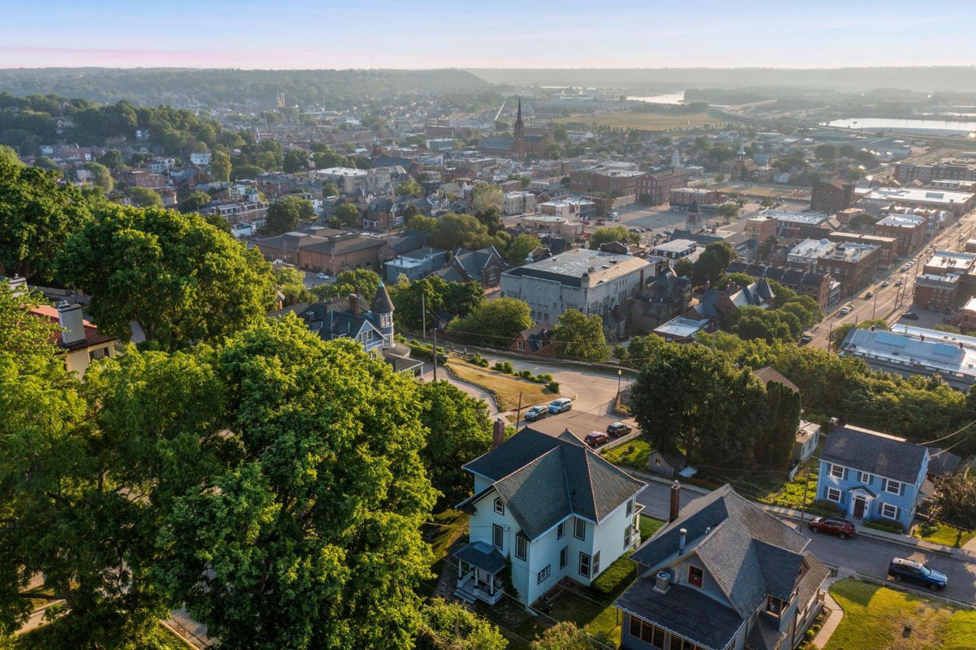 Dubuque'S Front Porch, Historic Charmer, Walk Downtown Bagian luar foto