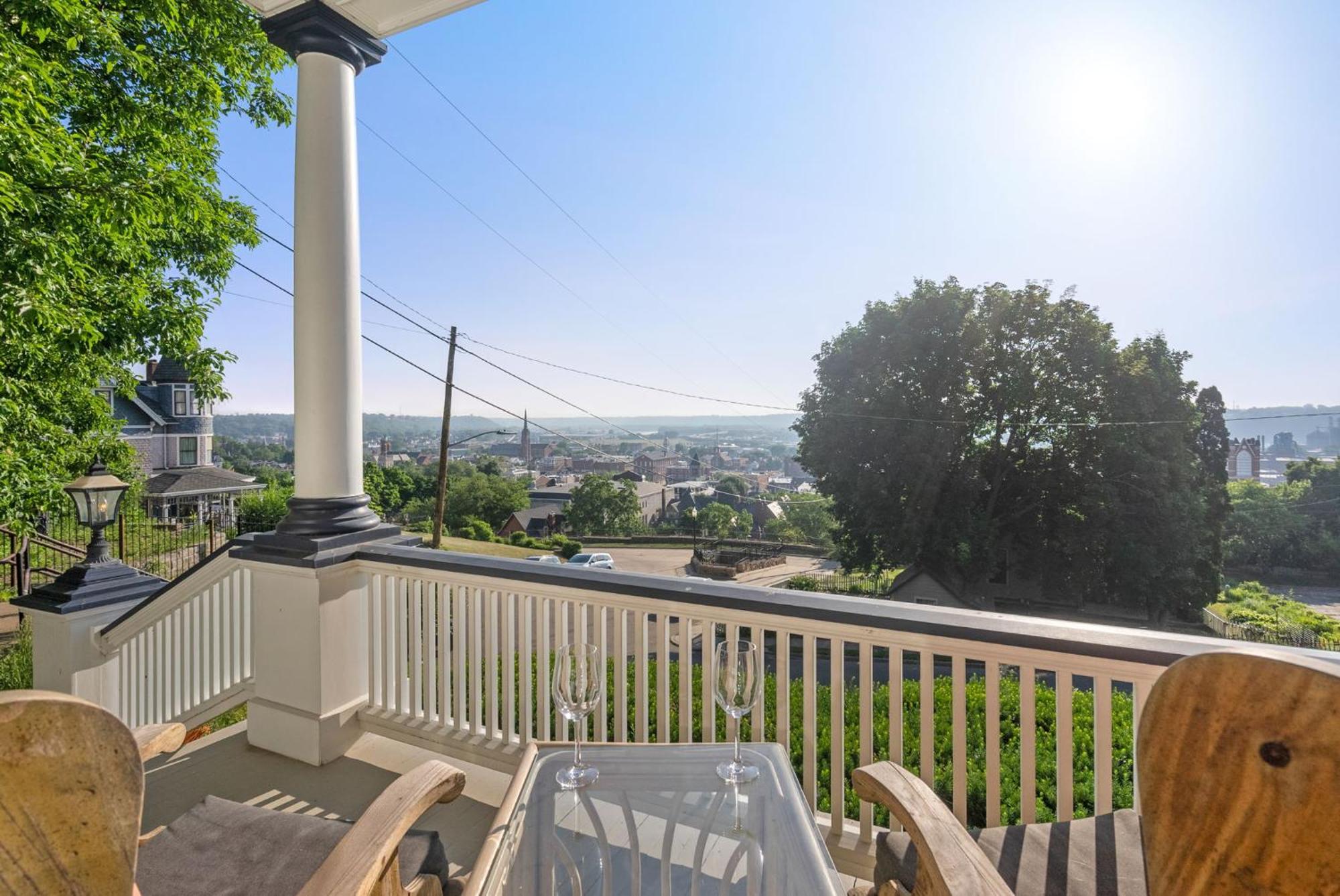 Dubuque'S Front Porch, Historic Charmer, Walk Downtown Bagian luar foto