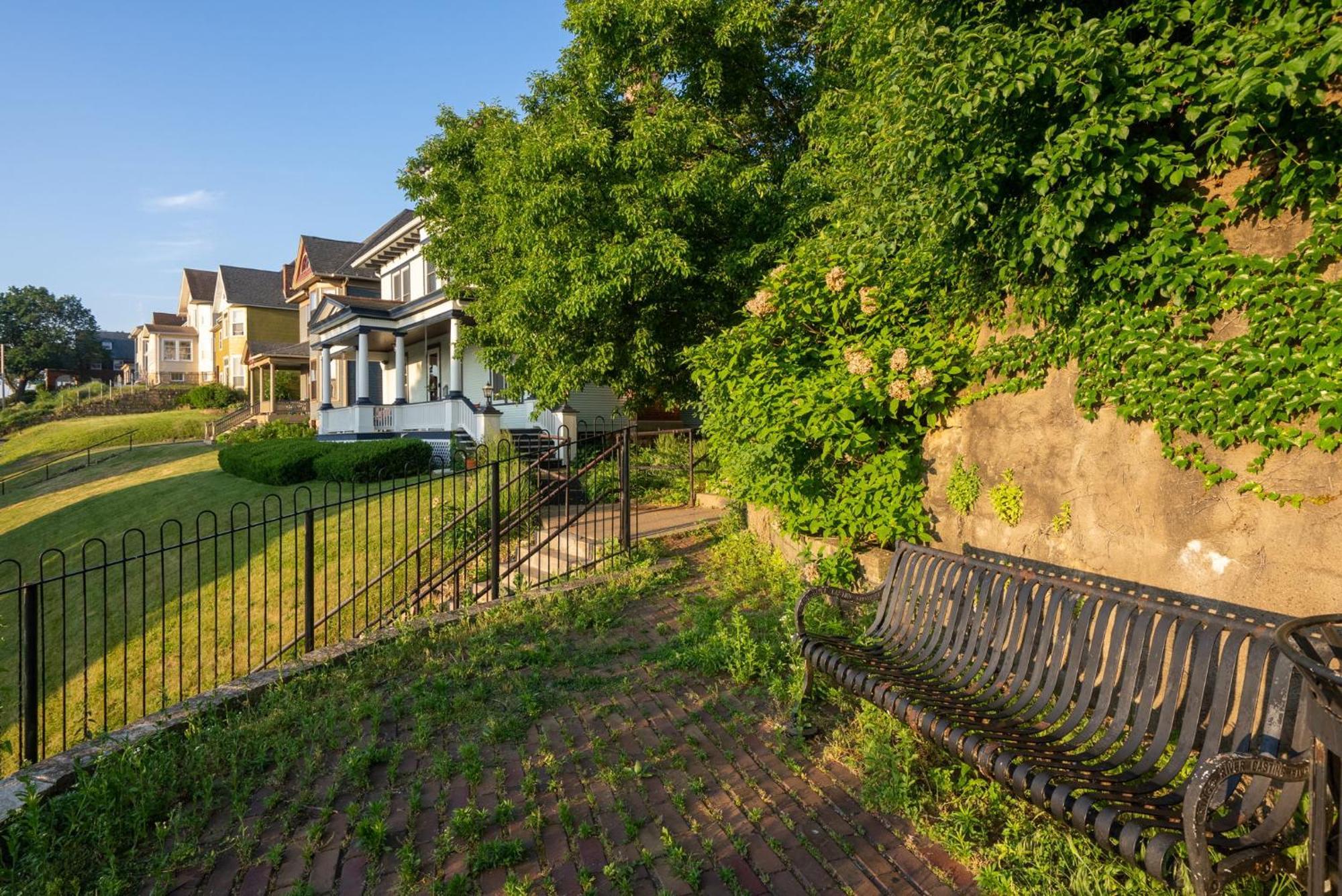 Dubuque'S Front Porch, Historic Charmer, Walk Downtown Bagian luar foto