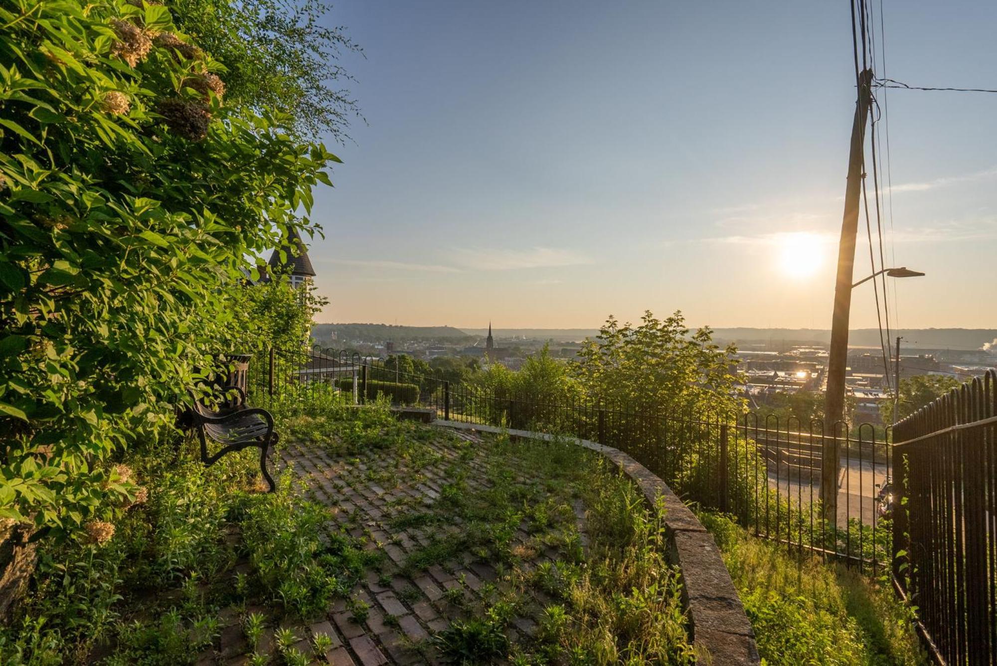 Dubuque'S Front Porch, Historic Charmer, Walk Downtown Bagian luar foto