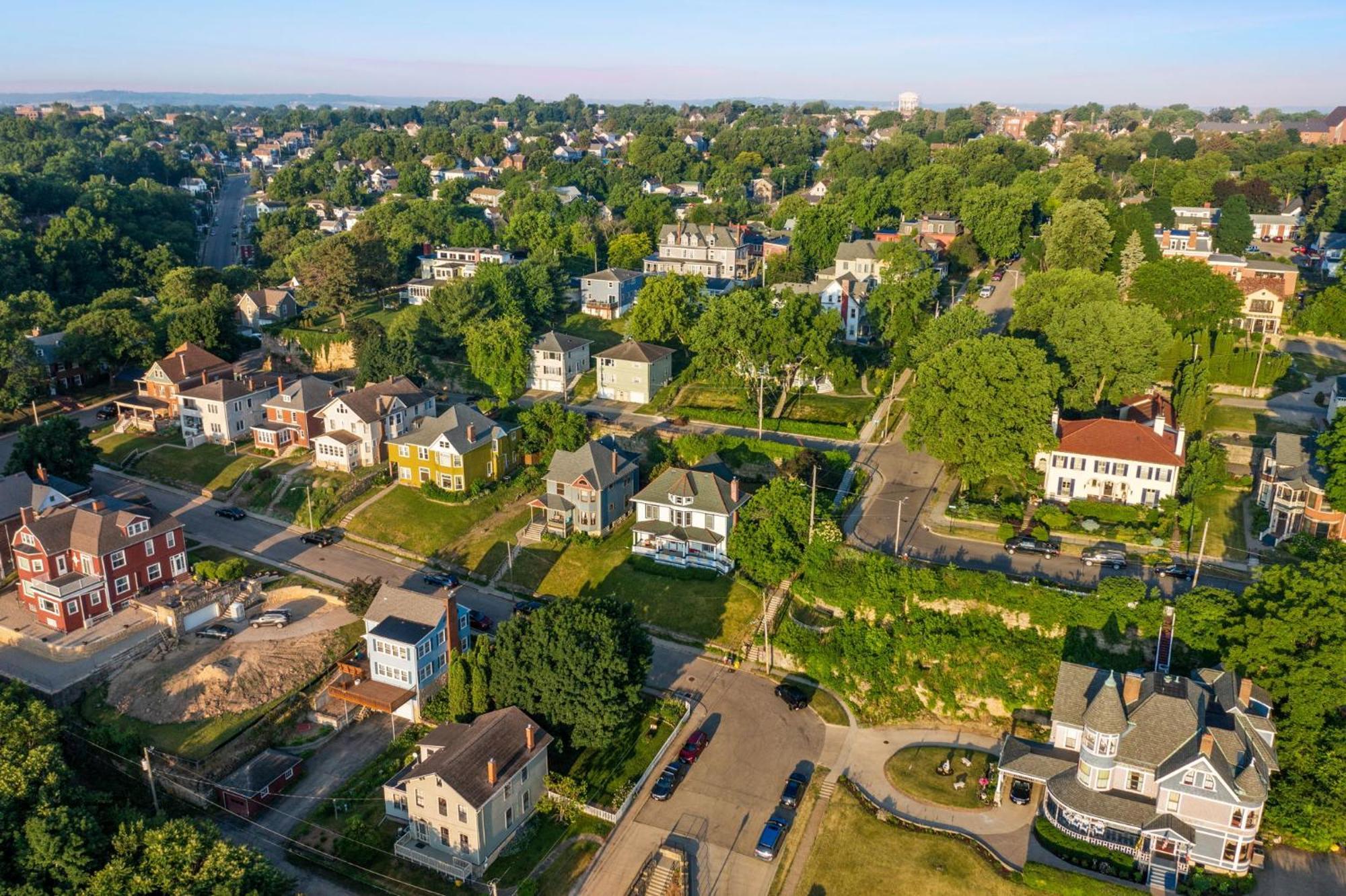 Dubuque'S Front Porch, Historic Charmer, Walk Downtown Bagian luar foto